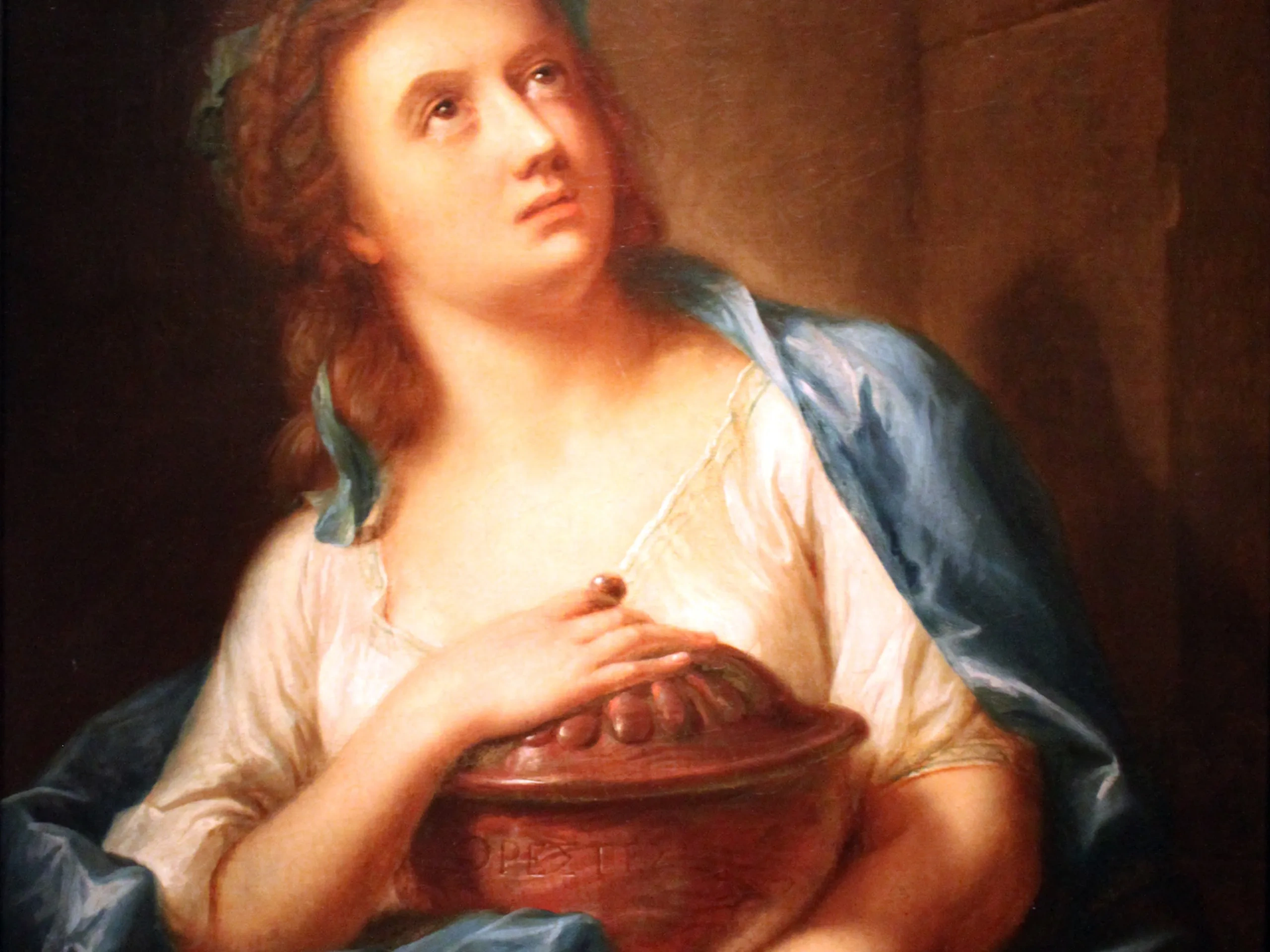 Un dipinto classico raffigurante a donna con un abito bianco e uno scialle blu guarda verso l'alto, tenendo un vaso di terracotta contro il petto, circondata da un ambiente classico e scarsamente illuminato.